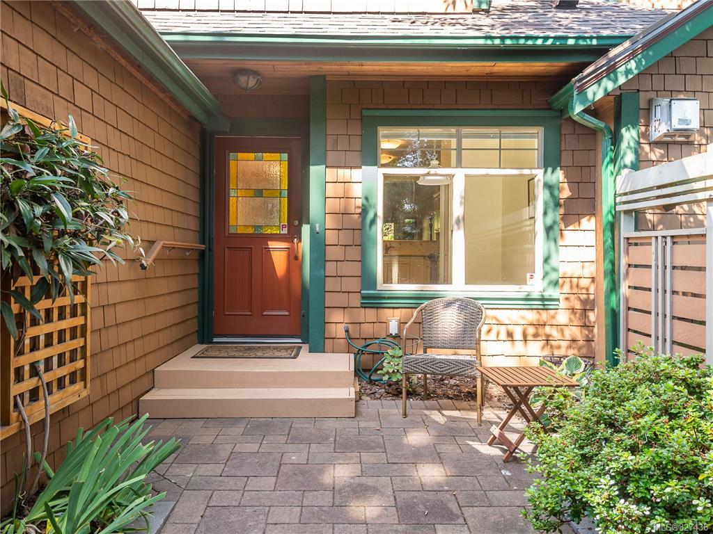 1 3860 Cadboro Bay Road, Saanich, BC, V8N 4G4 827436 Anke Venema