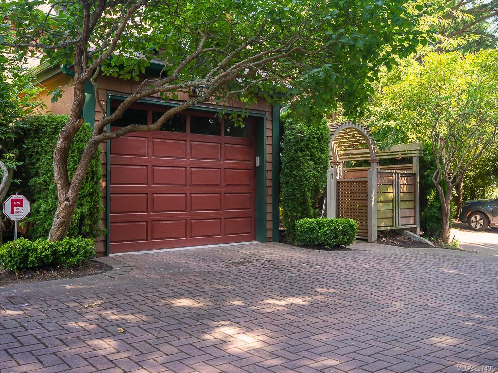 1 3860 Cadboro Bay Road, Saanich, BC, V8N 4G4 827436 Anke Venema