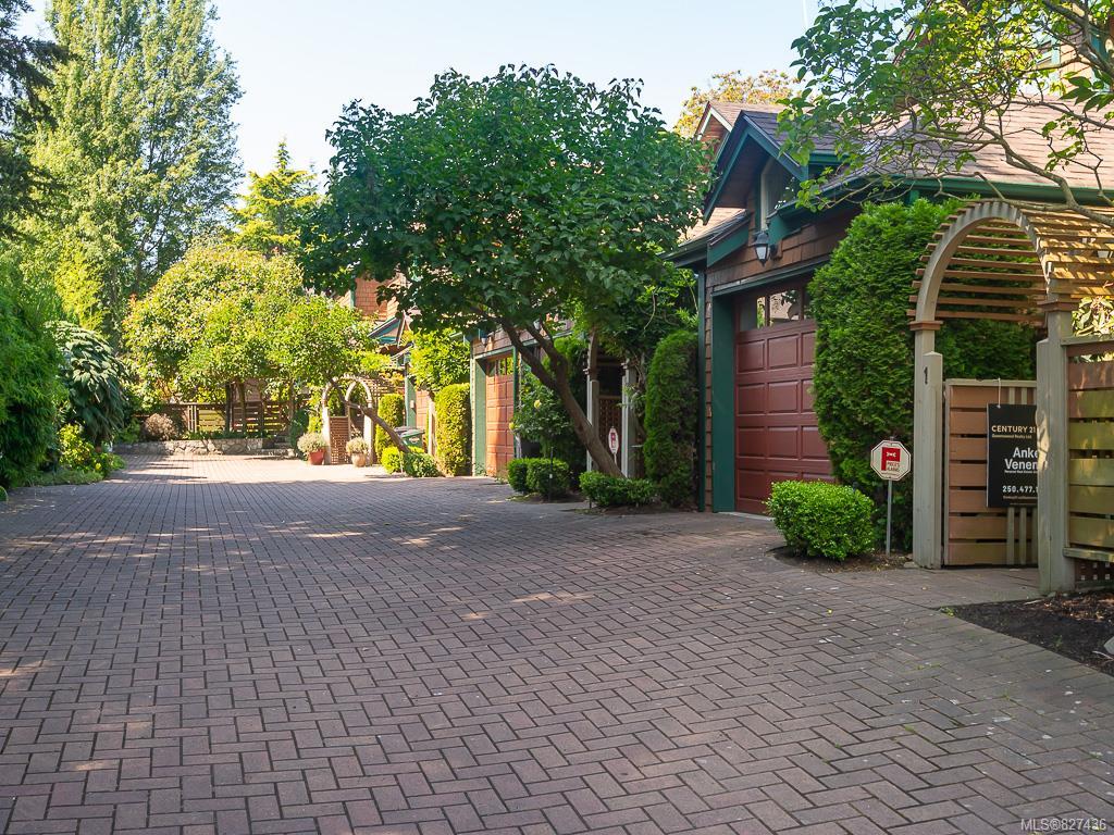 1 3860 Cadboro Bay Road, Saanich, BC, V8N 4G4 827436 Anke Venema