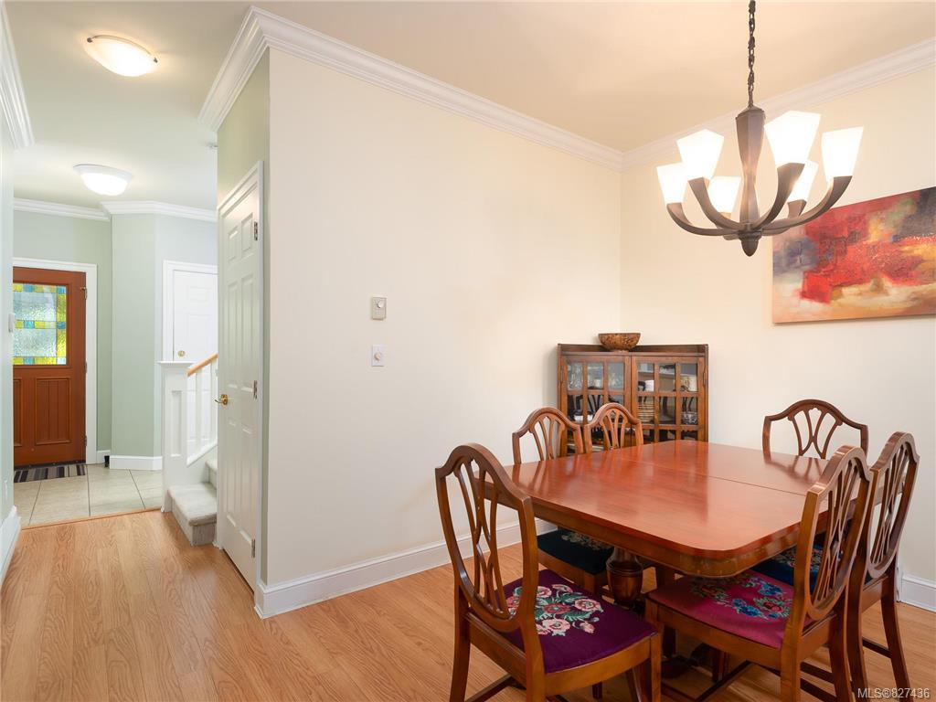 1 3860 Cadboro Bay Road, Saanich, BC, V8N 4G4 827436 Anke Venema