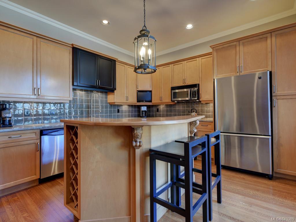 2 840 Pemberton Road, Victoria, BC, V8S 3R4 843389 Miles Takacs