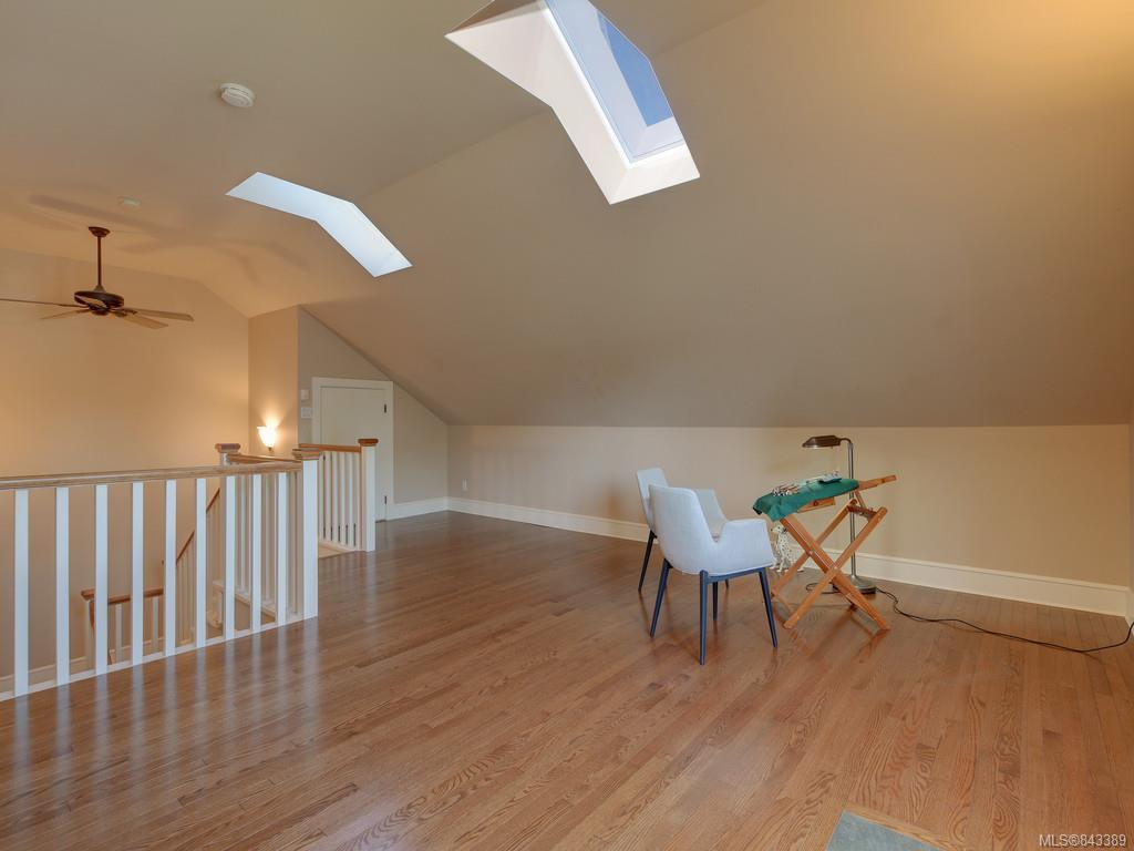 2 840 Pemberton Road, Victoria, BC, V8S 3R4 843389 Miles Takacs