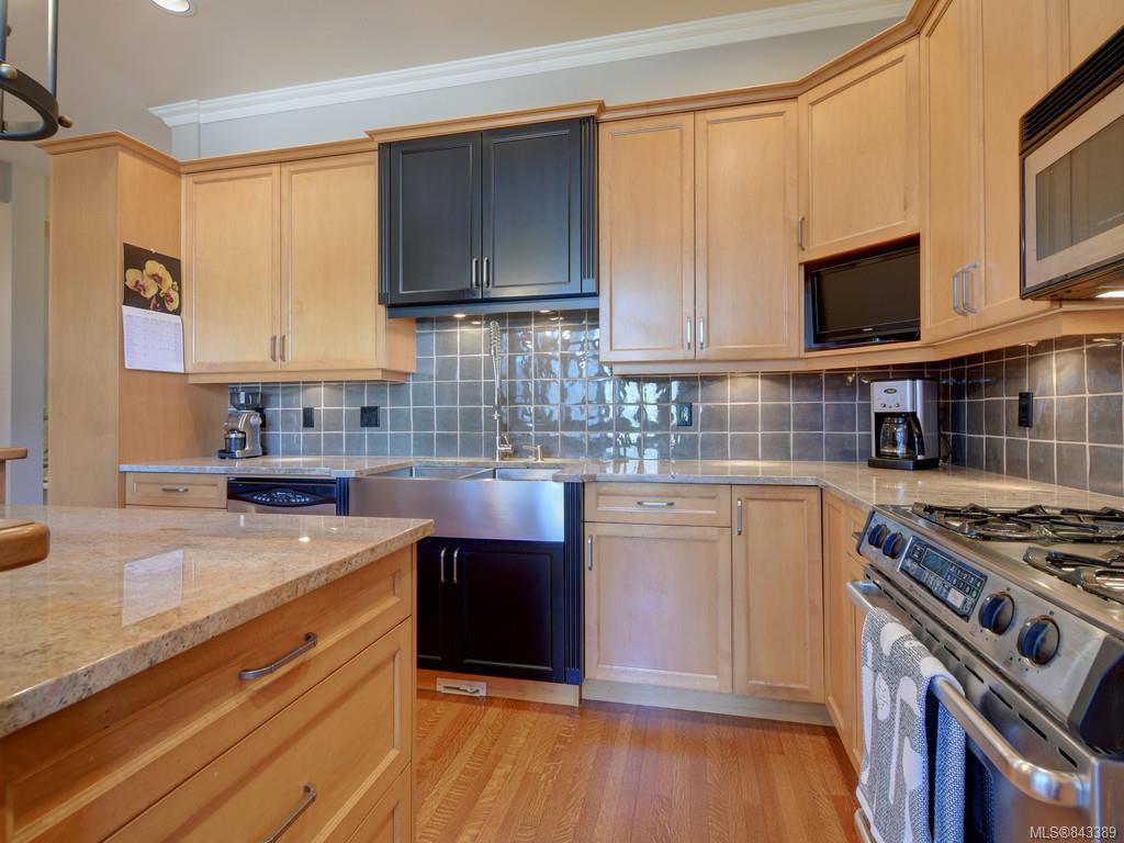 2 840 Pemberton Road, Victoria, BC, V8S 3R4 843389 Miles Takacs