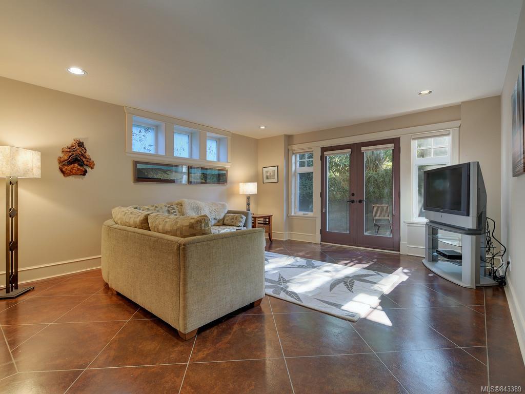 2 840 Pemberton Road, Victoria, BC, V8S 3R4 843389 Miles Takacs