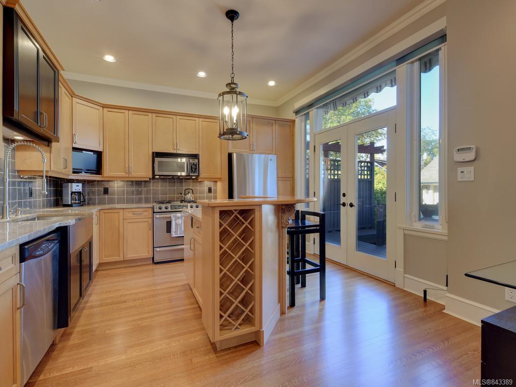 2 840 Pemberton Road, Victoria, BC, V8S 3R4 843389 Miles Takacs