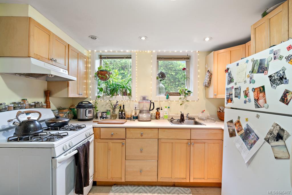 504 Selkirk Ave, Victoria, BC, V9A 2T1 845417 Marten Homes Real