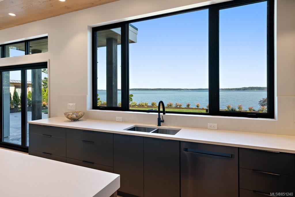 9235 Lochside Drive, Sidney, BC, V8Z 5X6 851240 Mark Rice Personal Real Estate Corporation