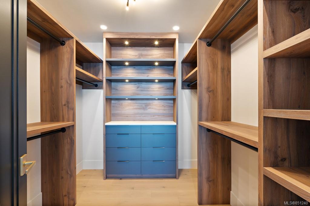 9235 Lochside Drive, Sidney, BC, V8Z 5X6 851240 Mark Rice Personal Real Estate Corporation