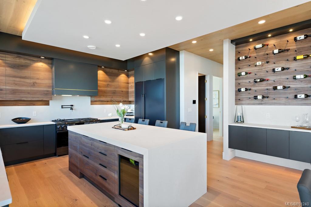 9235 Lochside Drive, Sidney, BC, V8Z 5X6 851240 Mark Rice Personal Real Estate Corporation