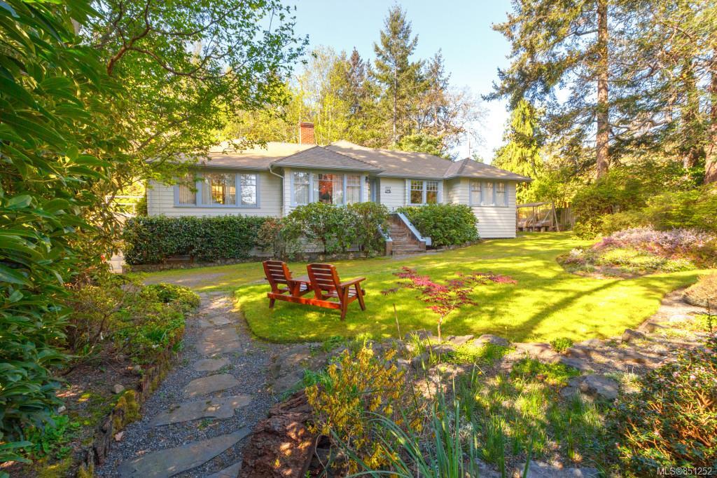 2695 Queenswood Dr, Saanich, BC, V8N 1X6 851252 Stephen Calderwood