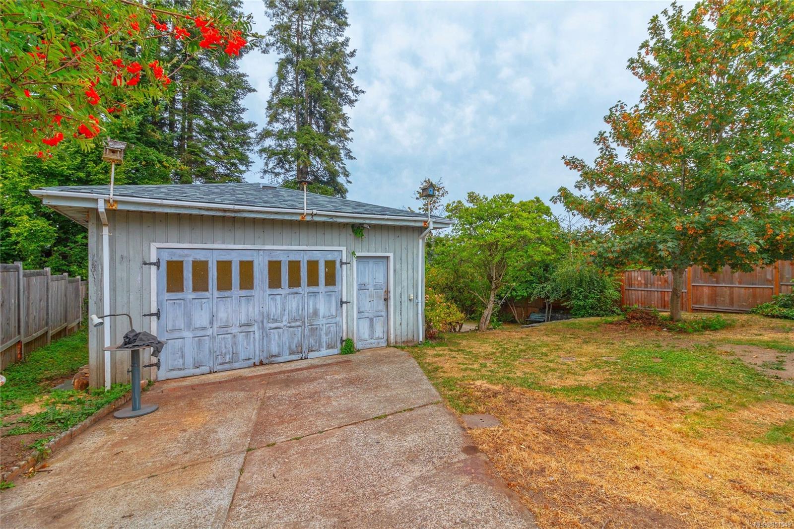 750 Jasmine Avenue, Saanich, BC, V8Z 2N9 851549 The House Selling Group