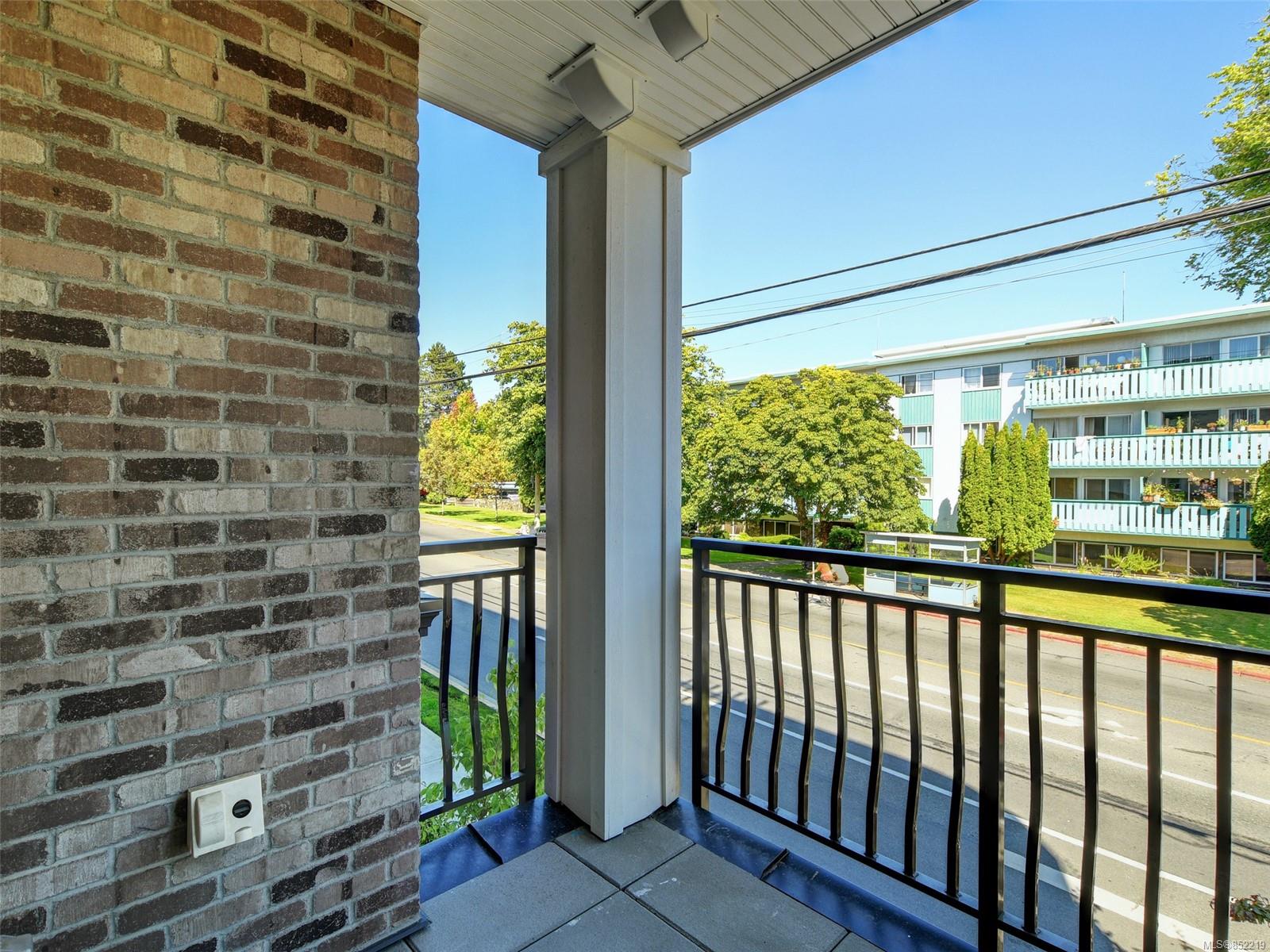 205 1765 Oak Bay Avenue, Victoria, BC, V8S 3Z5 852219 Deedrie Ballard