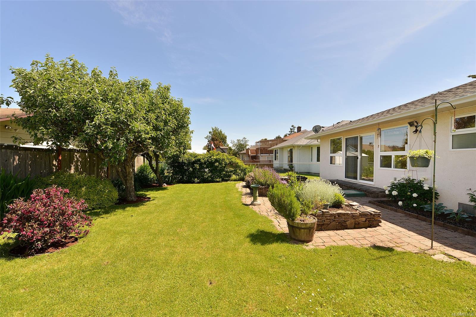 2282 Mills Road, Sidney, BC, V8L 2C4 853736 Gower Smith Real Estate