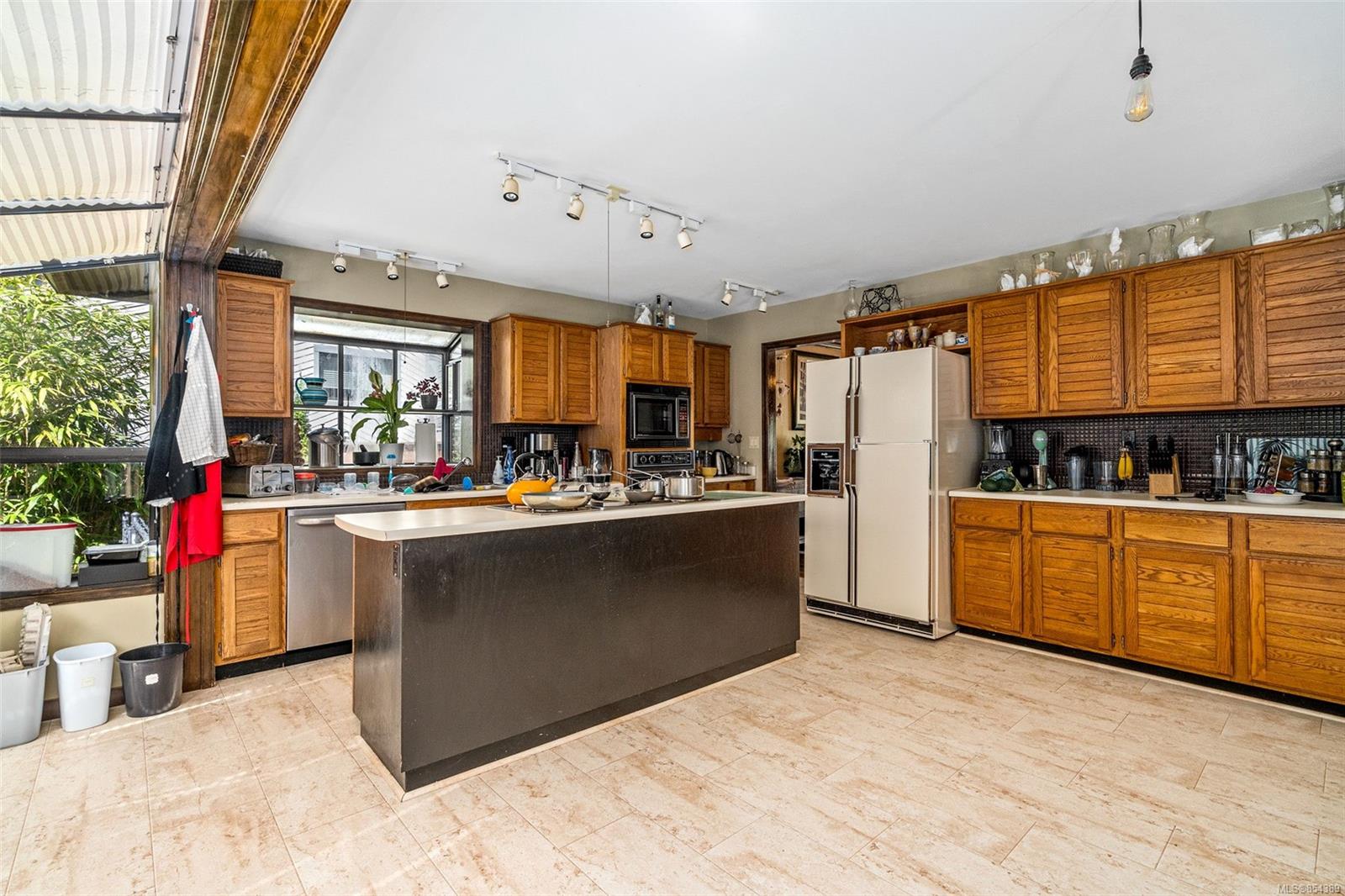 1679 Stuart Park Terrace, North Saanich, BC, V8L 4N4 854389