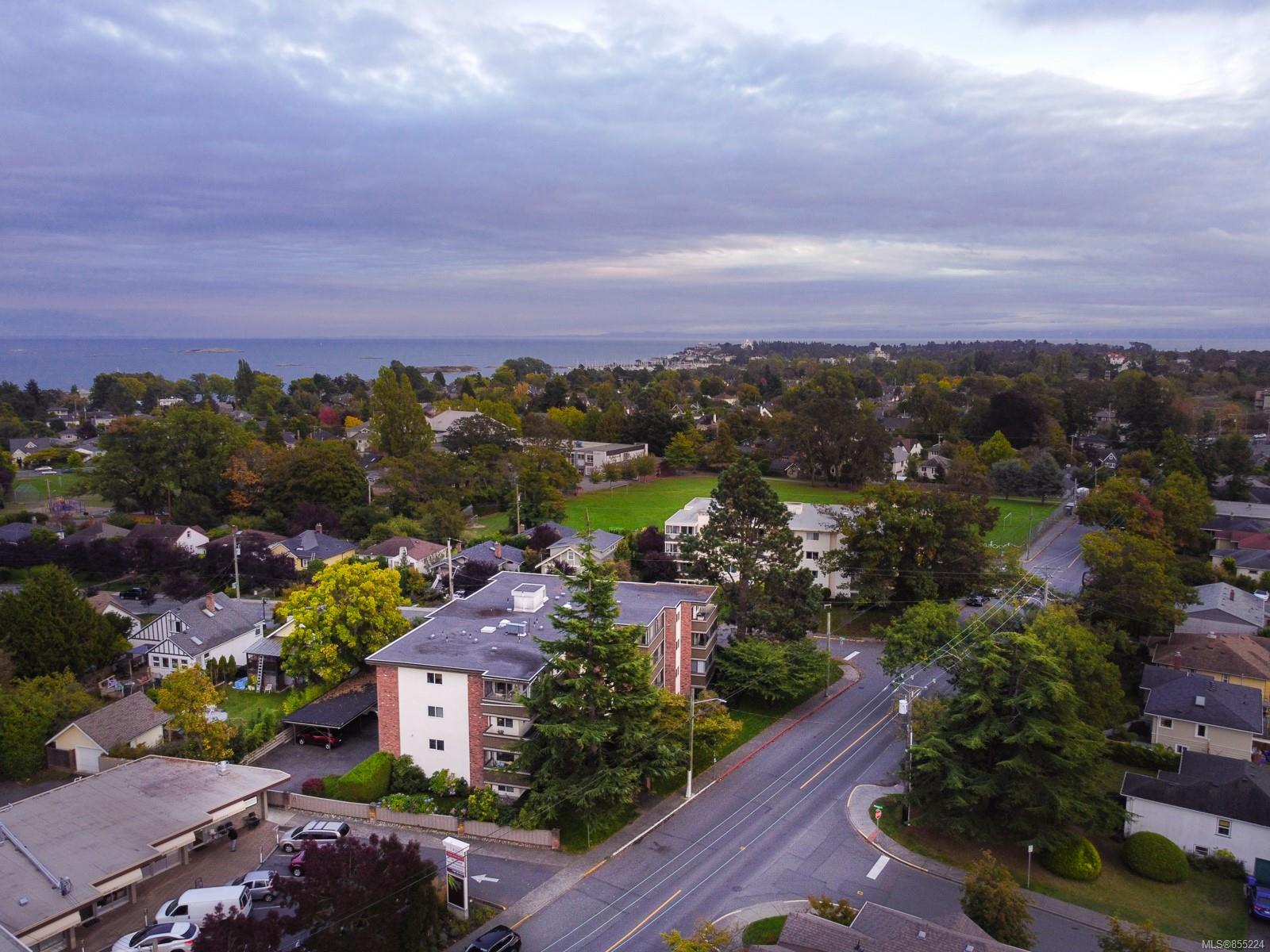 203 2535 Cadboro Bay Road, Oak Bay, BC, V8R 5J1 855224 Miles Takacs