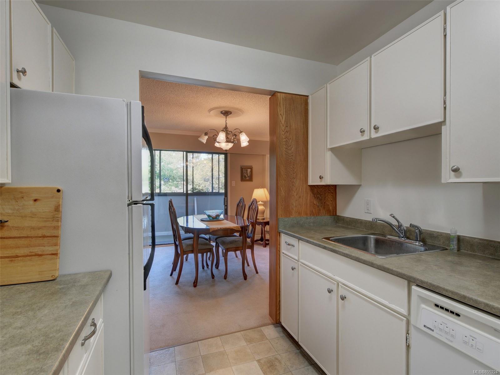 203 2535 Cadboro Bay Road, Oak Bay, BC, V8R 5J1 855224 Miles Takacs