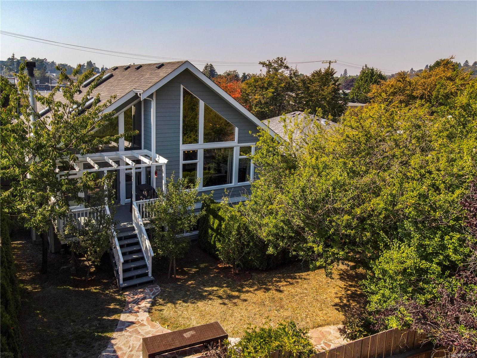 305 St. Charles Street, Victoria, BC, V8S 3N1 855319 Gower Smith