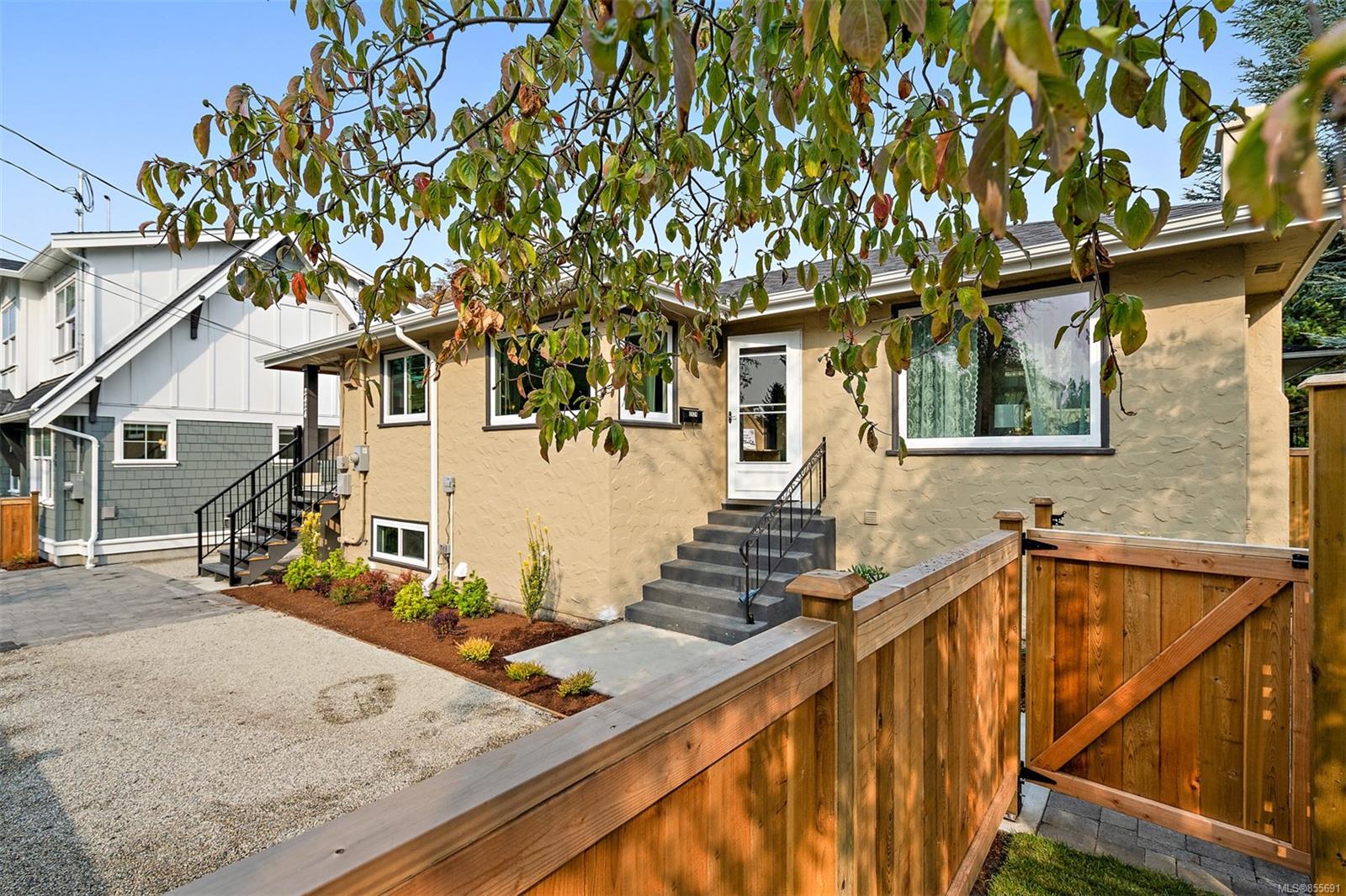 2424 Richmond Road, Victoria, BC, V8R 4S3 855691 Marten Homes Real