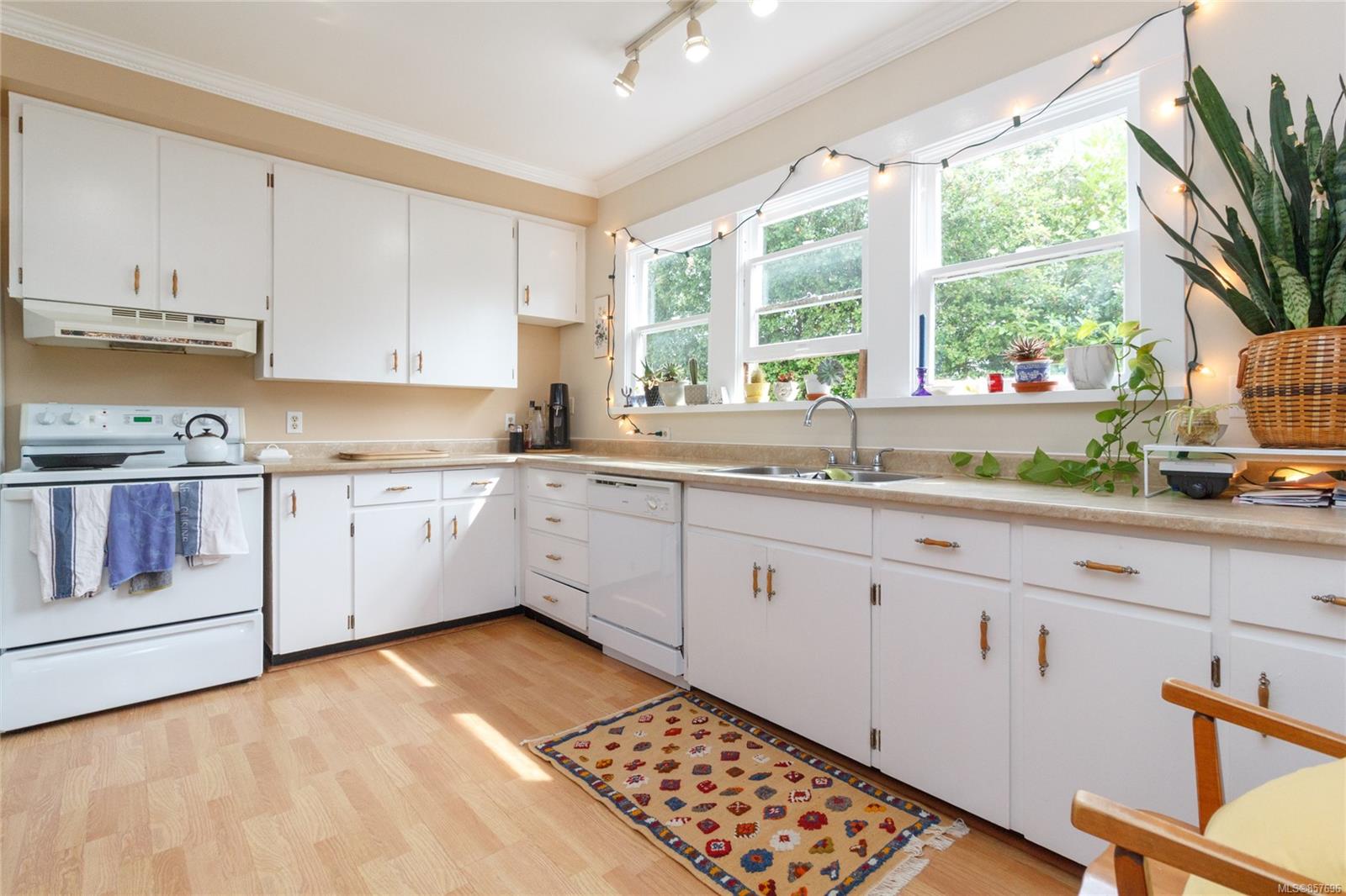 124 Linden Avenue, Victoria, BC, V8V 4E1 857696 The House Selling Group