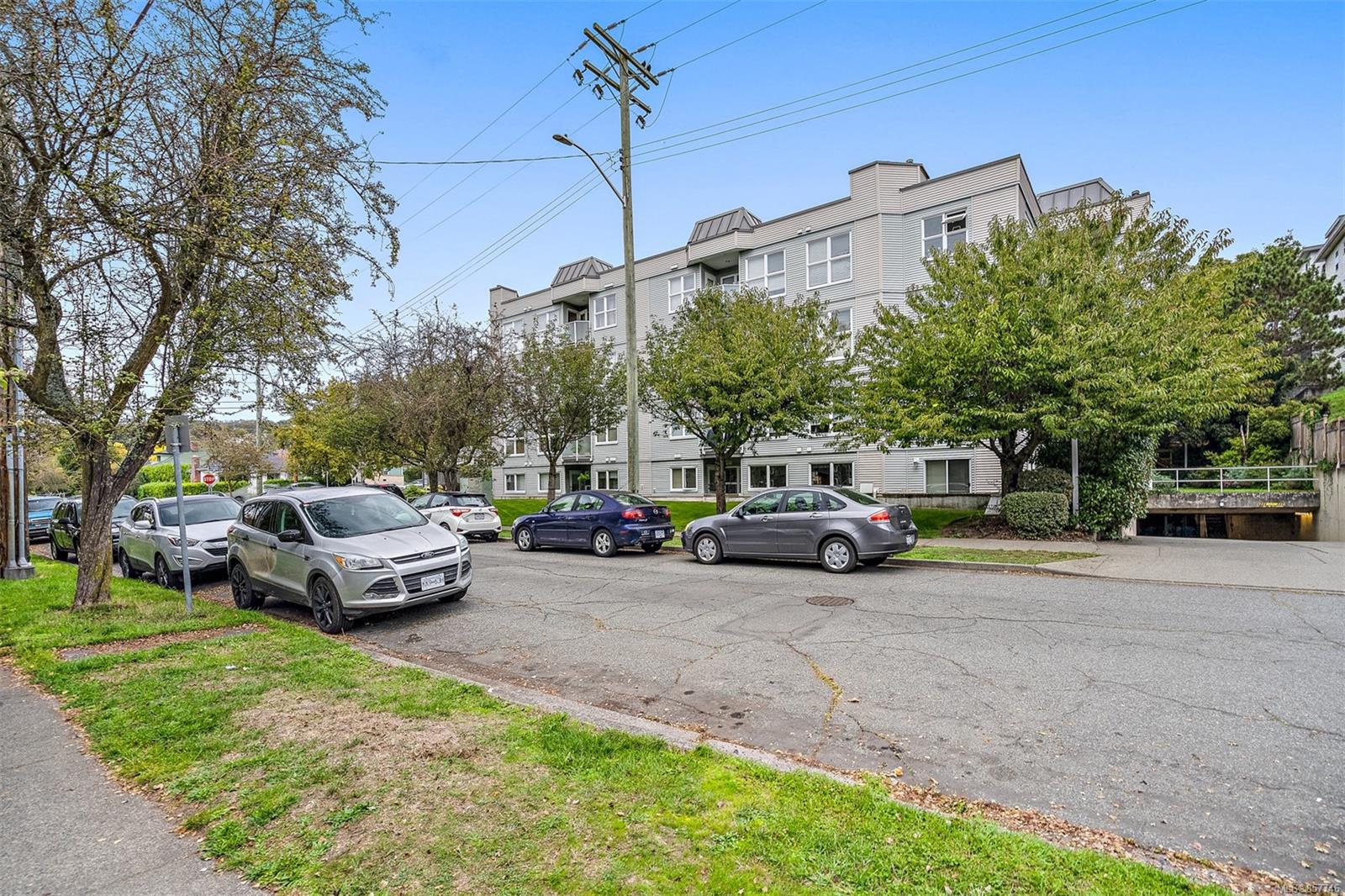 301 1201 Hillside Avenue, Victoria, BC, V8T 2B1 857746 Marten