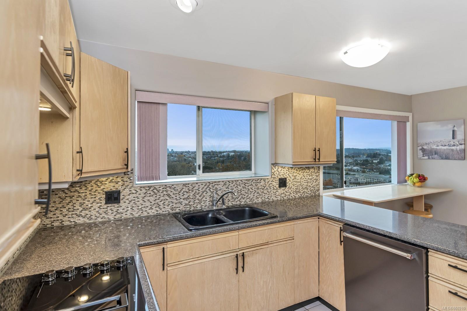 16 881 Nicholson Street, Saanich, BC, V8X 5C5 860210 The House