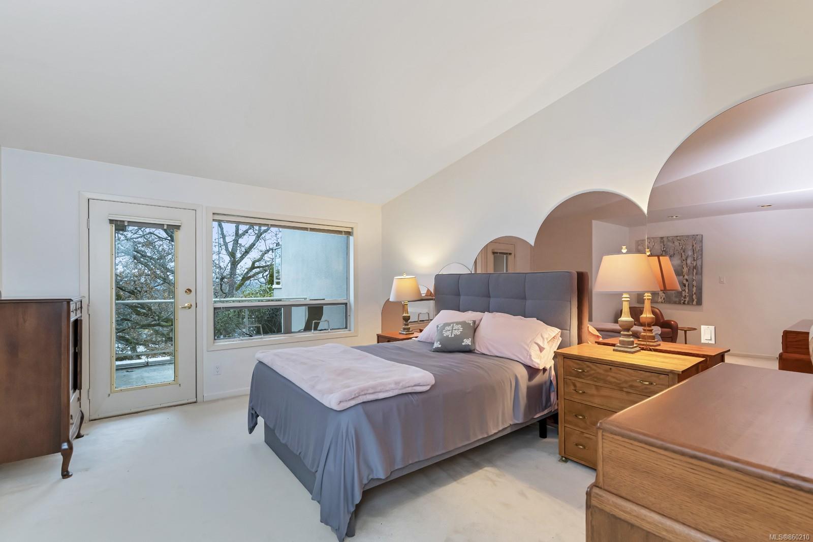 16 881 Nicholson Street, Saanich, BC, V8X 5C5 860210 The House