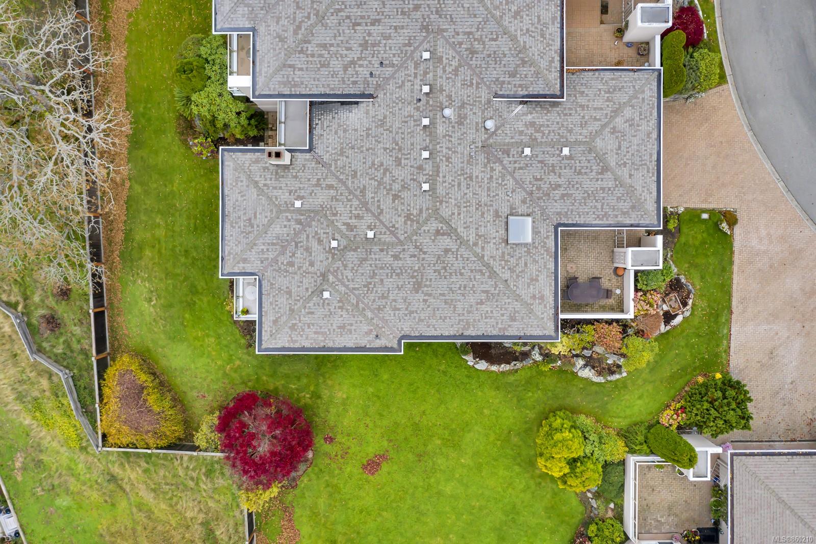 16 881 Nicholson Street, Saanich, BC, V8X 5C5 860210 The House