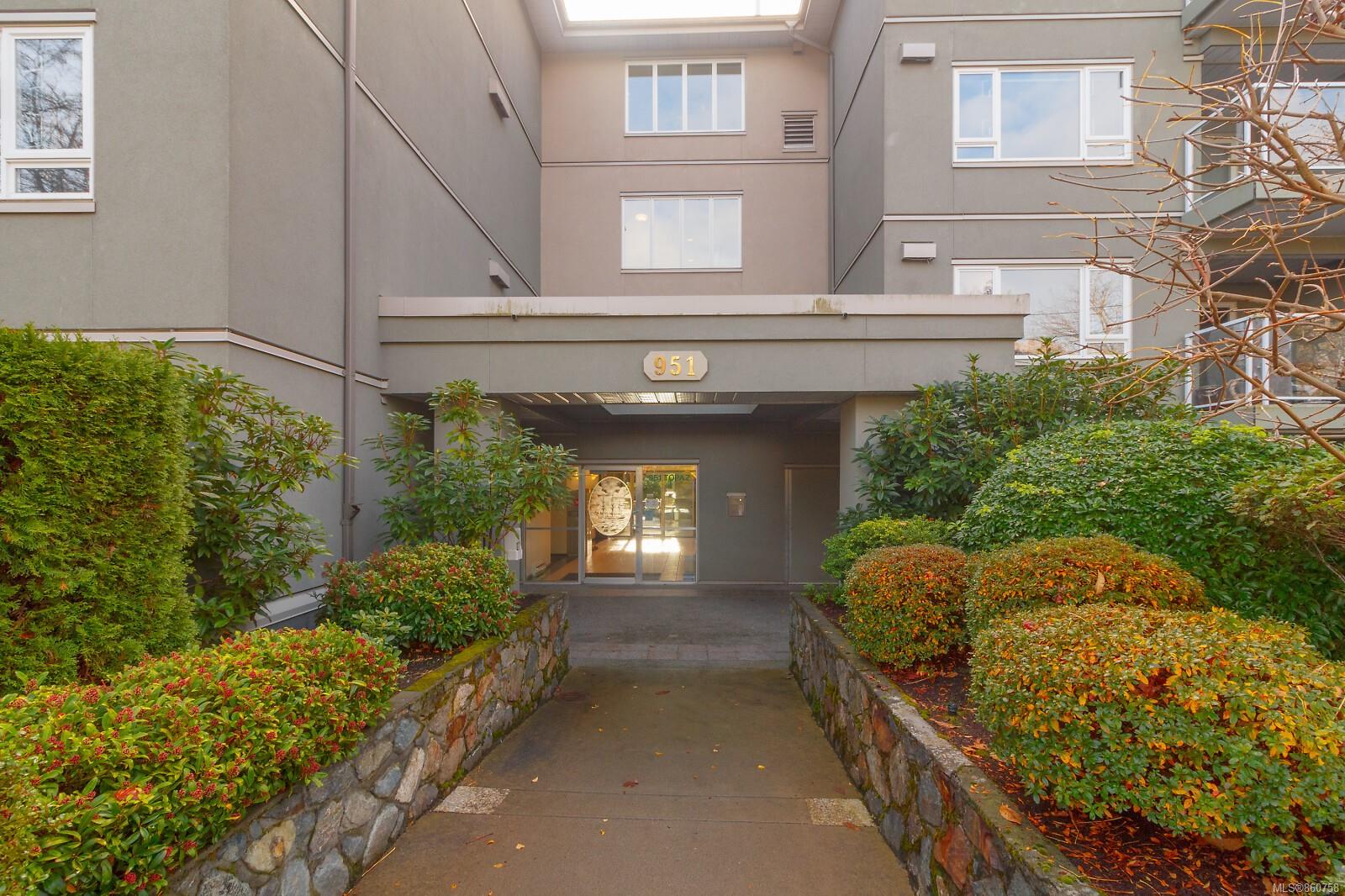 401 951 Topaz Avenue, Victoria, BC, V8T 2M2 860758 The House