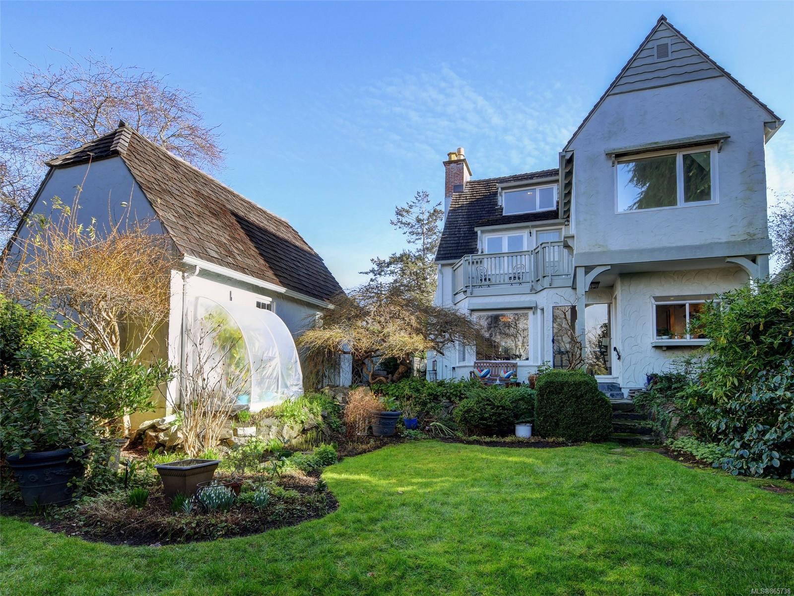 648 Transit Road, Oak Bay, BC, V8S 4Z5 865738 McMullen Homes Team