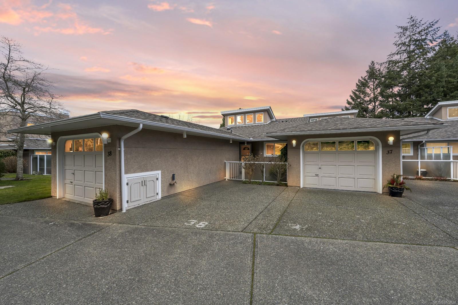38, 3049 Brittany Drive, Colwood, BC, V8P 5P8 865824 The House