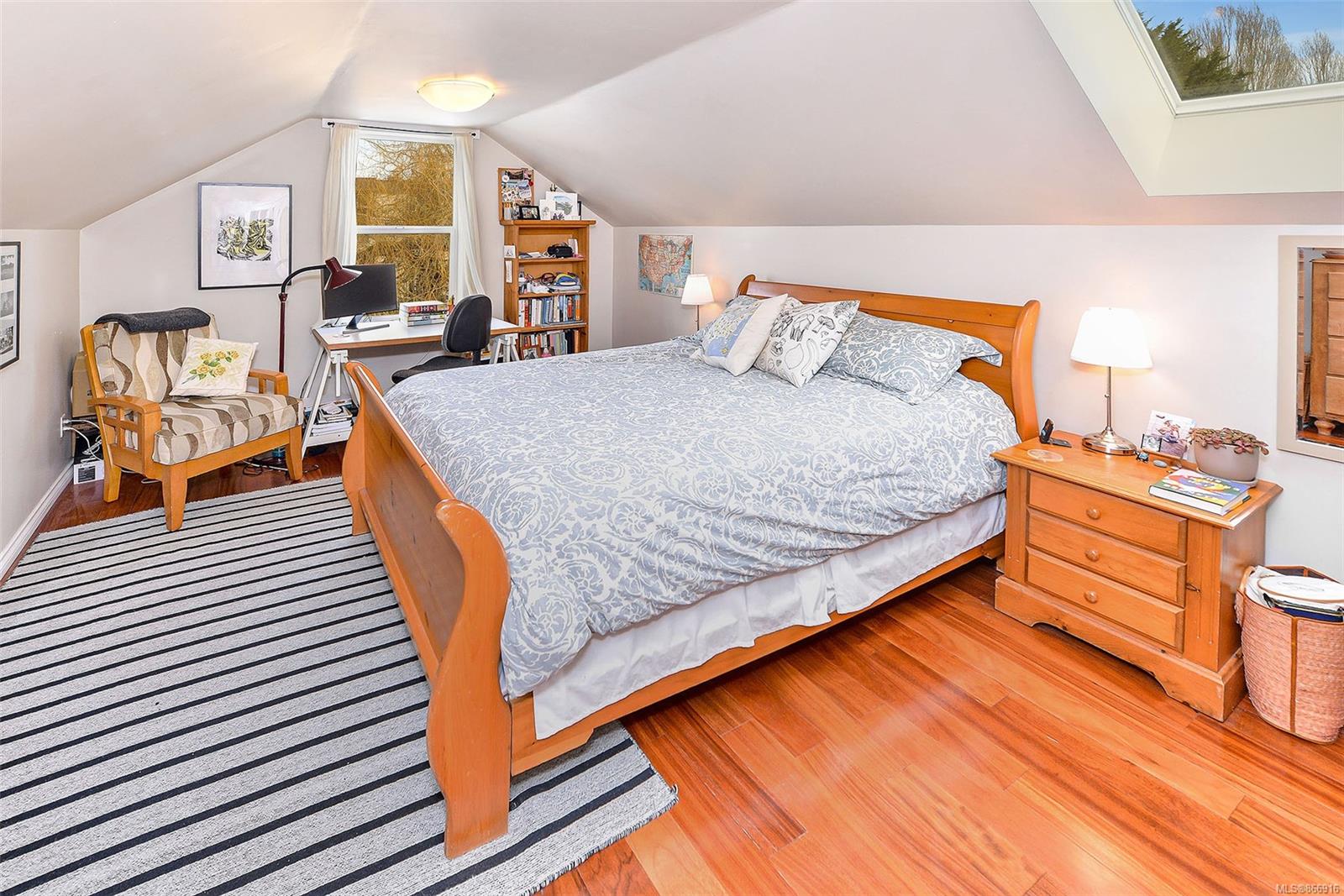 1262 Walnut Street, Victoria, BC, V8T 1N6 866916 Miles Takacs