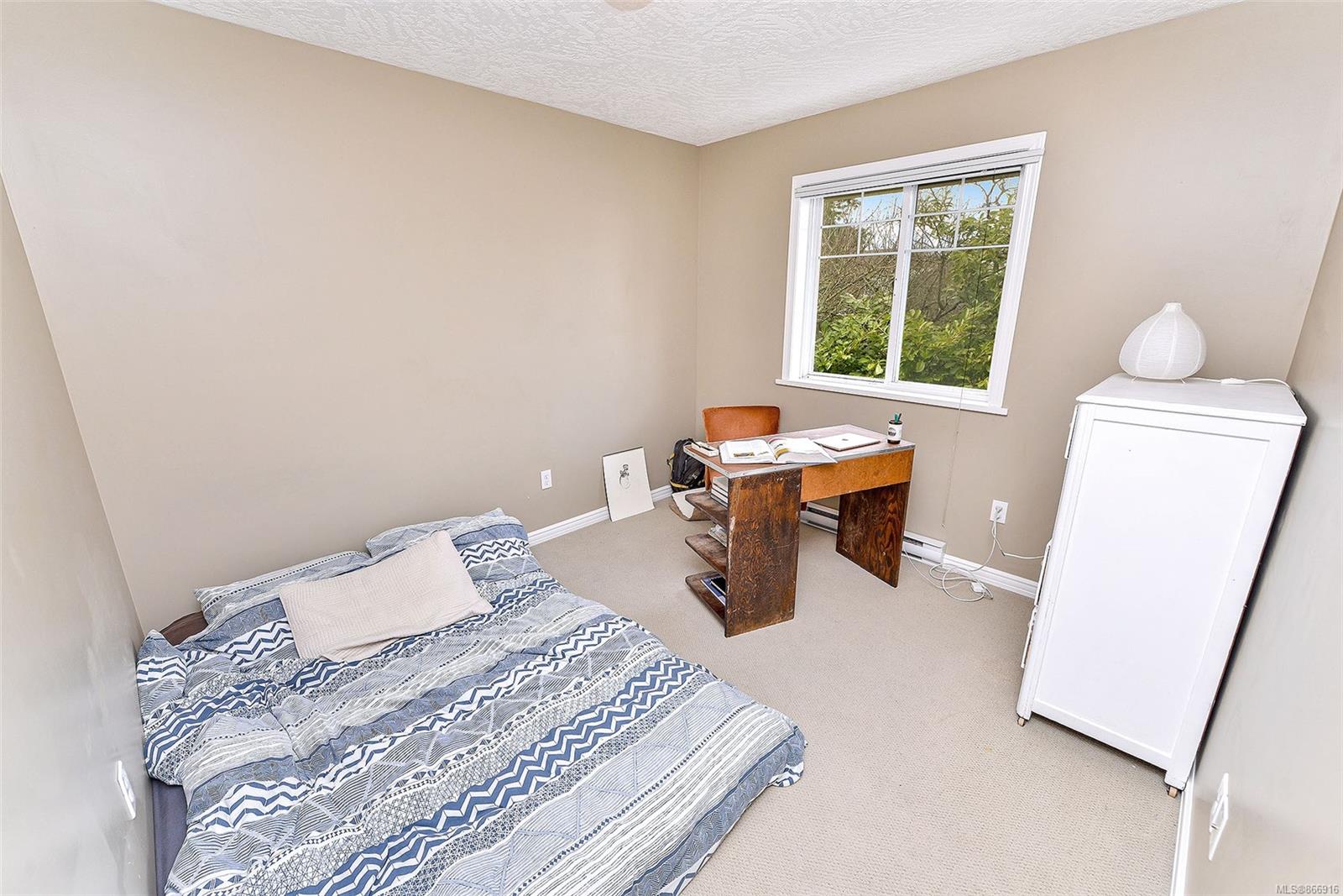 1262 Walnut Street, Victoria, BC, V8T 1N6 866916 Miles Takacs