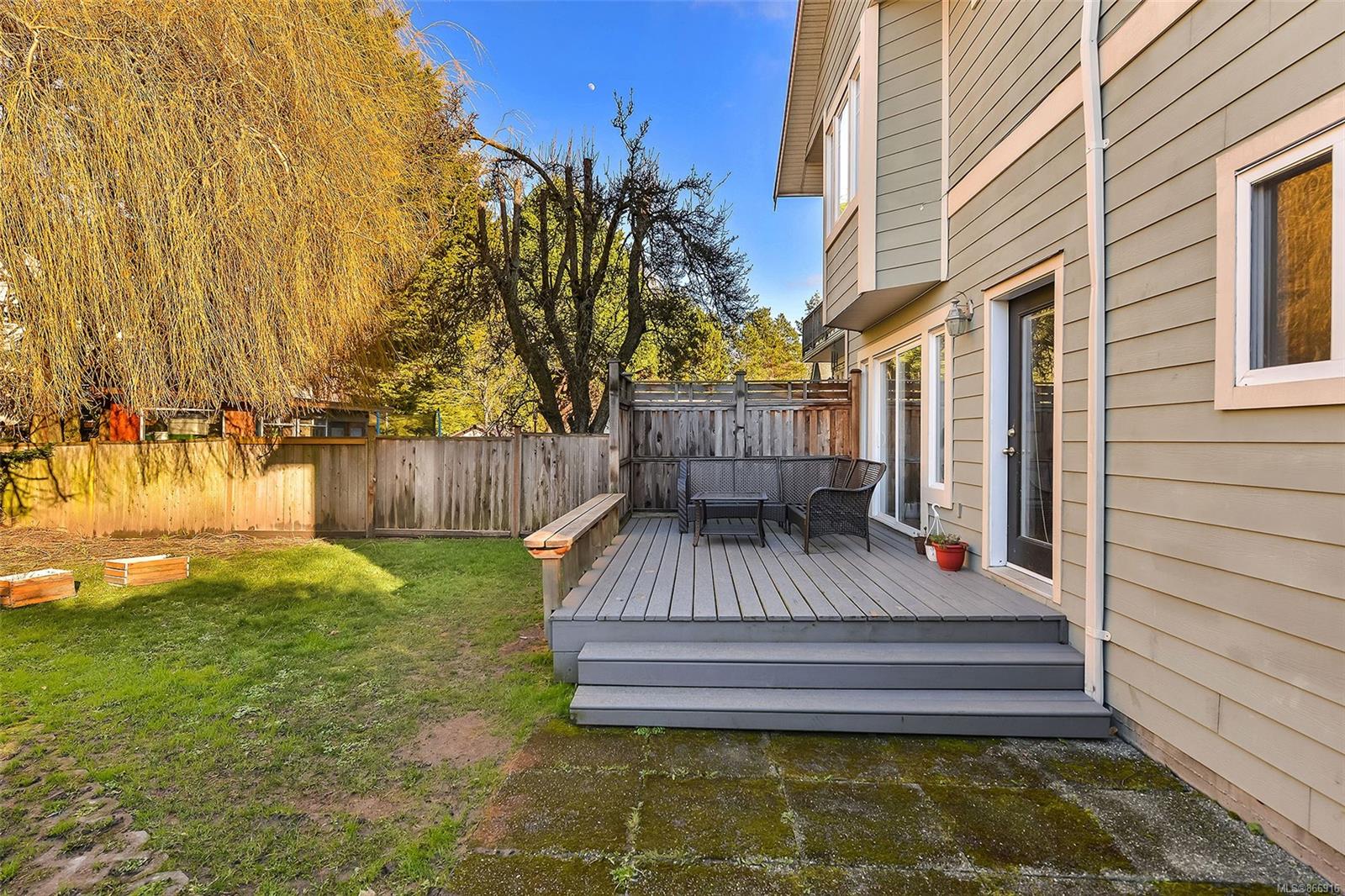 1262 Walnut Street, Victoria, BC, V8T 1N6 866916 Miles Takacs