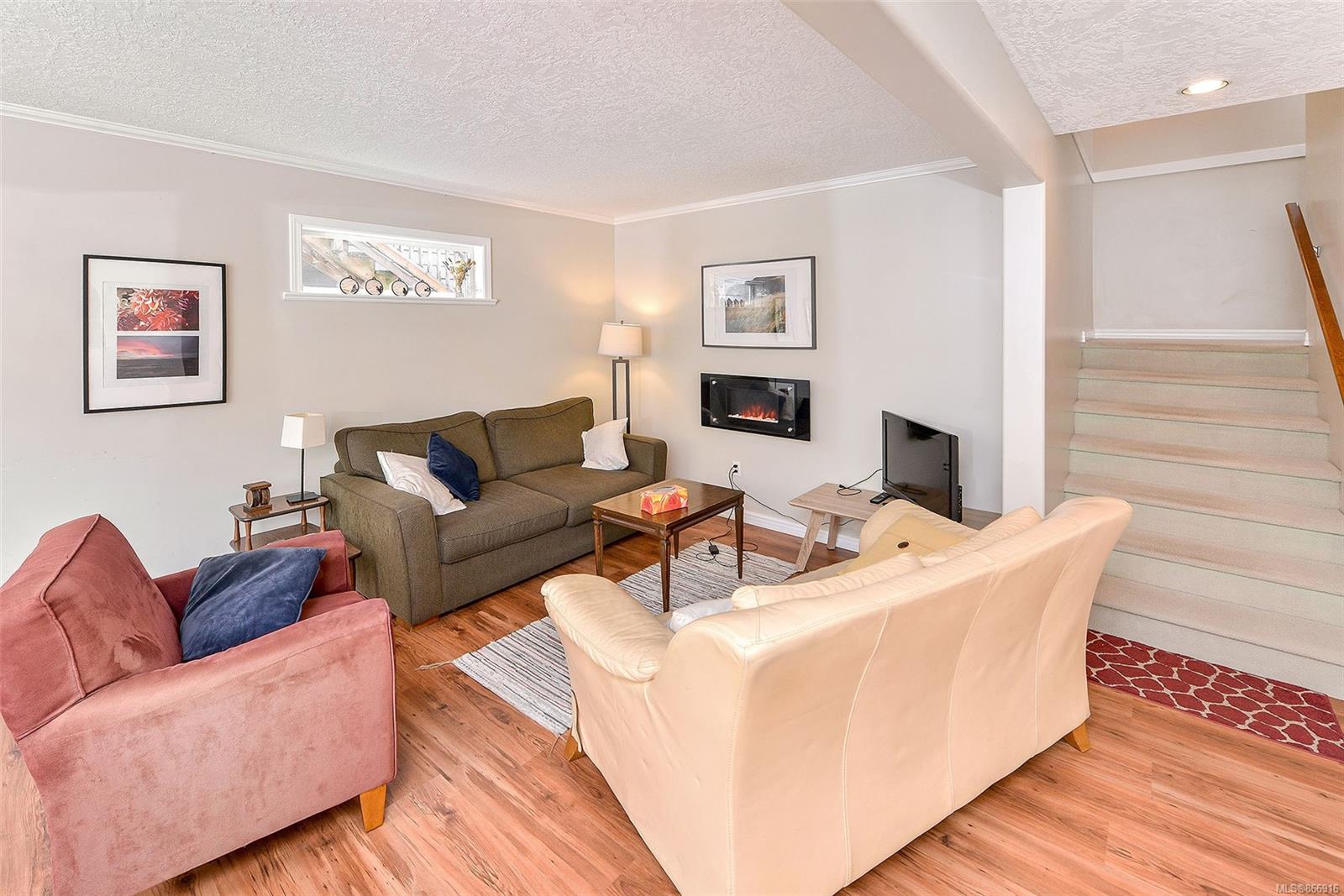 1262 Walnut Street, Victoria, BC, V8T 1N6 866916 Miles Takacs