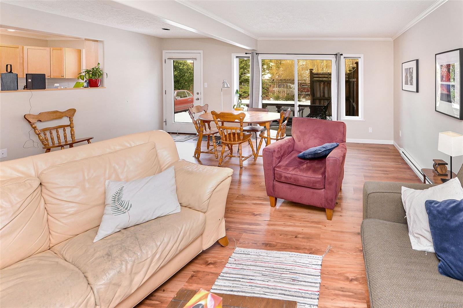 1262 Walnut Street, Victoria, BC, V8T 1N6 866916 Miles Takacs