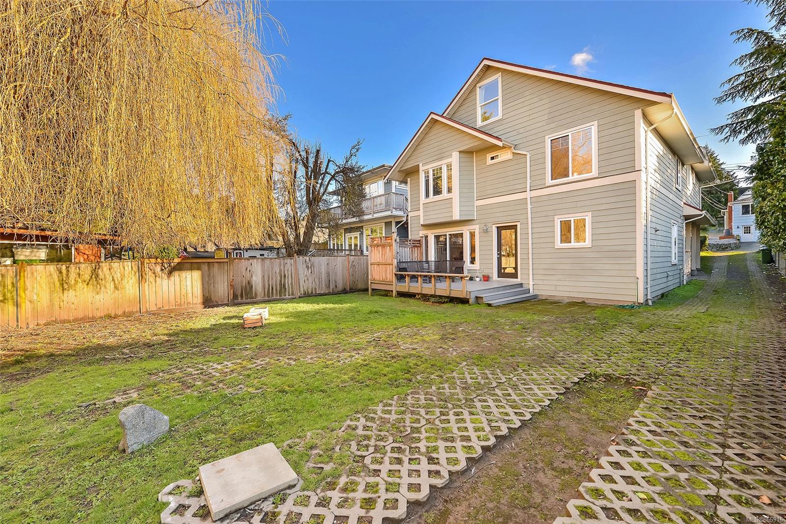 1262 Walnut Street, Victoria, BC, V8T 1N6 866916 Miles Takacs