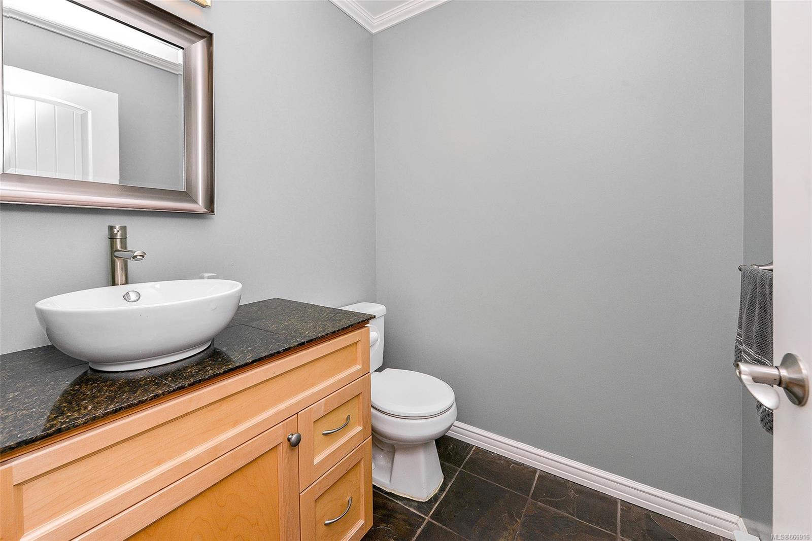 1262 Walnut Street, Victoria, BC, V8T 1N6 866916 Miles Takacs