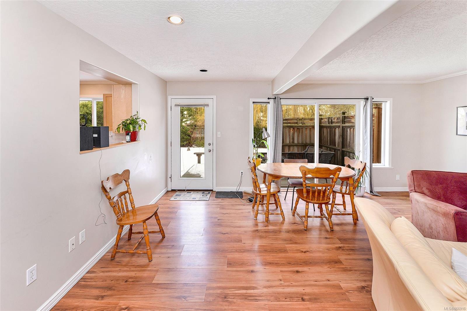 1262 Walnut Street, Victoria, BC, V8T 1N6 866916 Miles Takacs