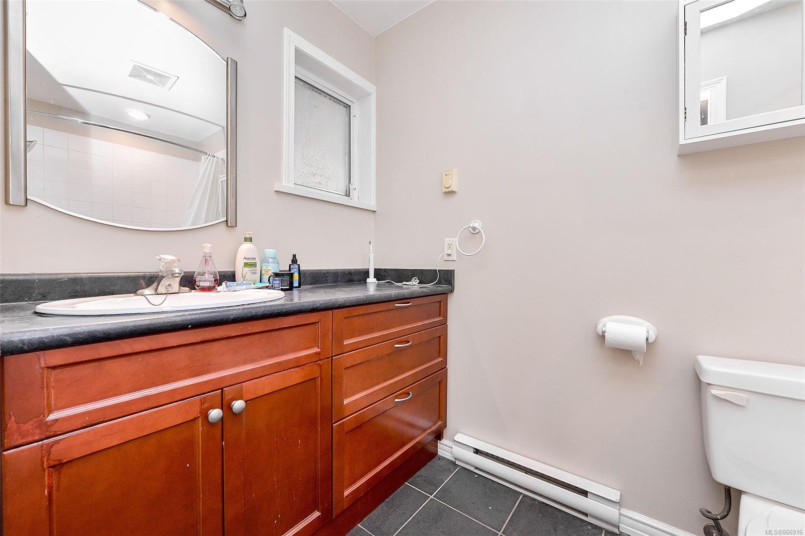 1262 Walnut Street, Victoria, BC, V8T 1N6 866916 Miles Takacs