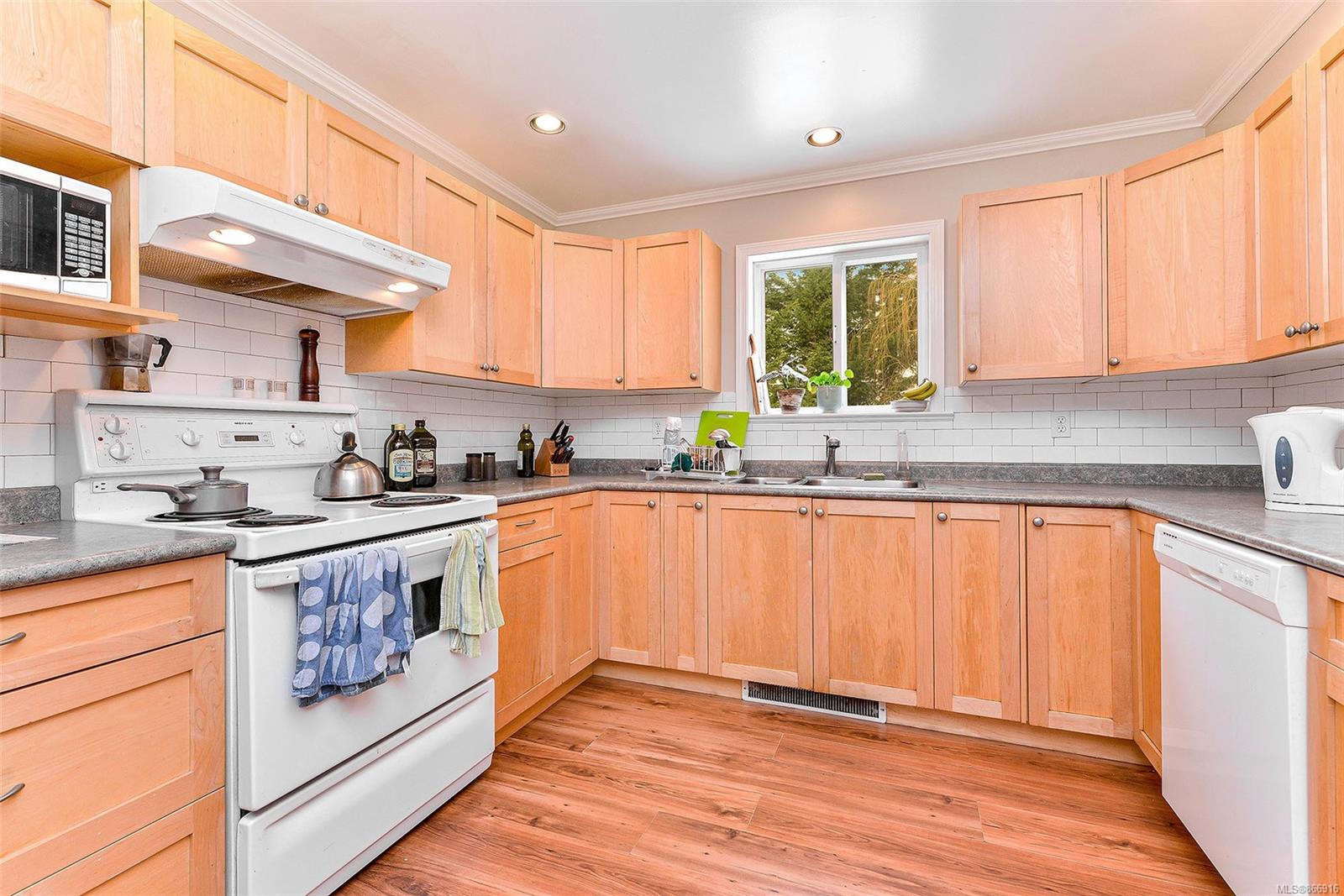 1262 Walnut Street, Victoria, BC, V8T 1N6 866916 Miles Takacs