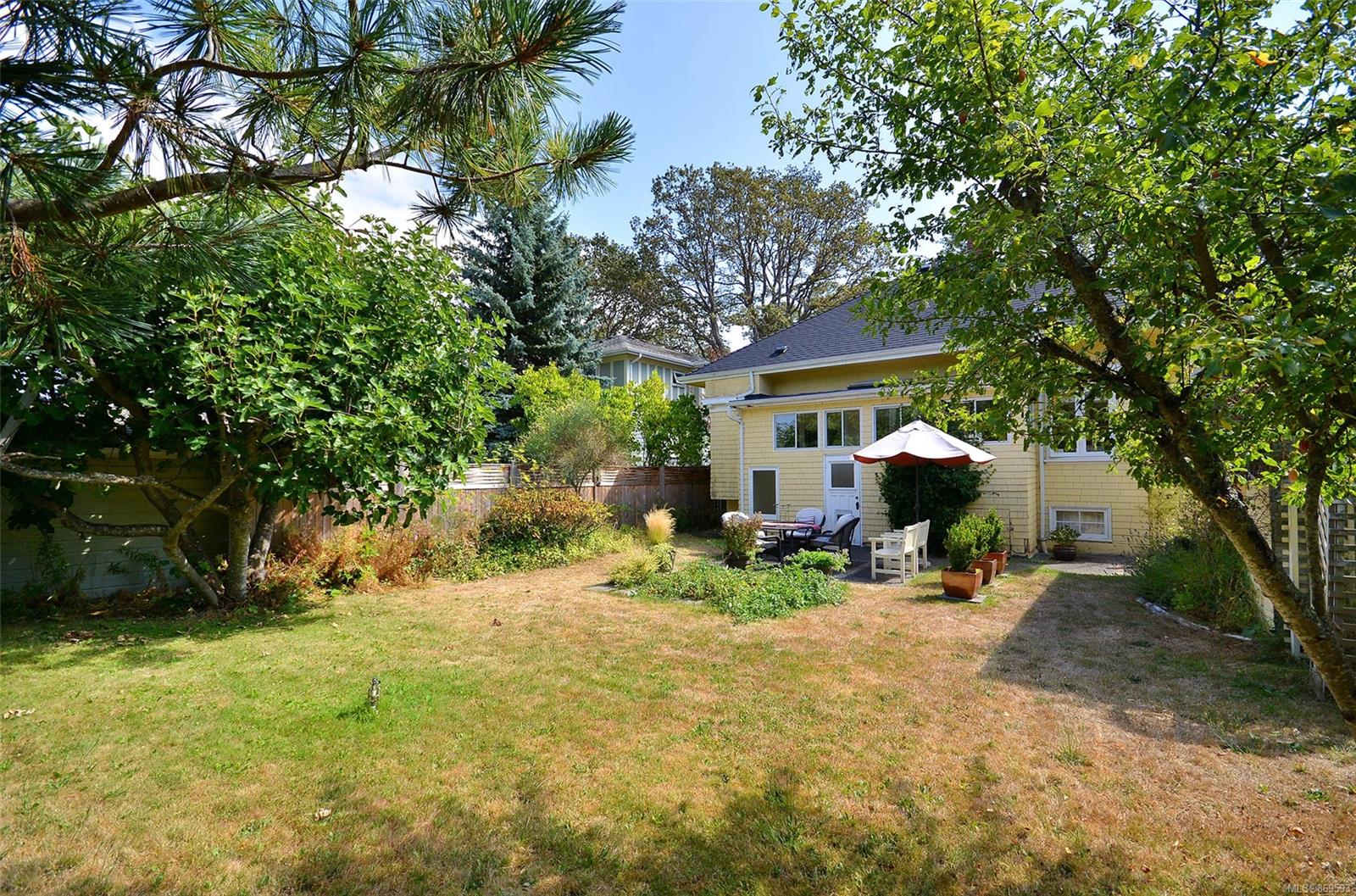 2370 Estevan Avenue, Oak Bay, BC, V8R 2S5 869593 Miles Takacs