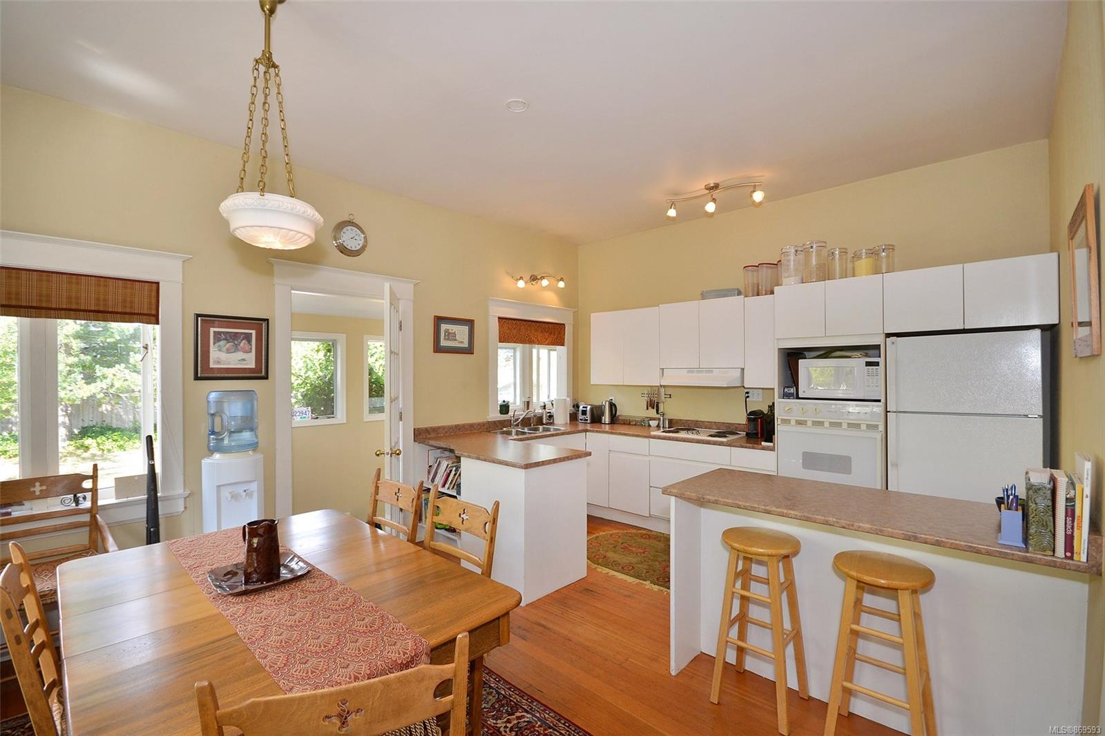 2370 Estevan Avenue, Oak Bay, BC, V8R 2S5 869593 Miles Takacs