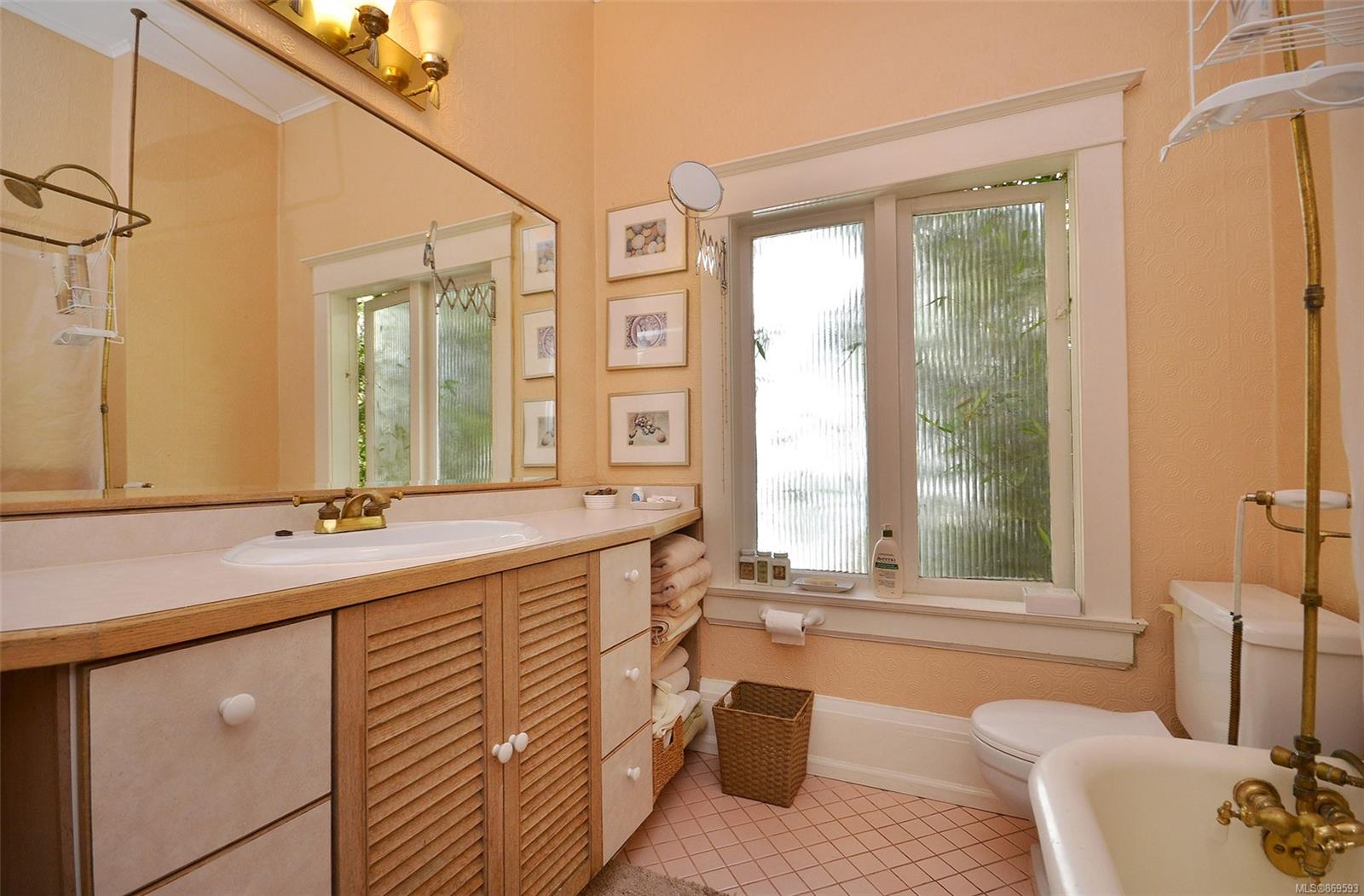 2370 Estevan Avenue, Oak Bay, BC, V8R 2S5 869593 Miles Takacs