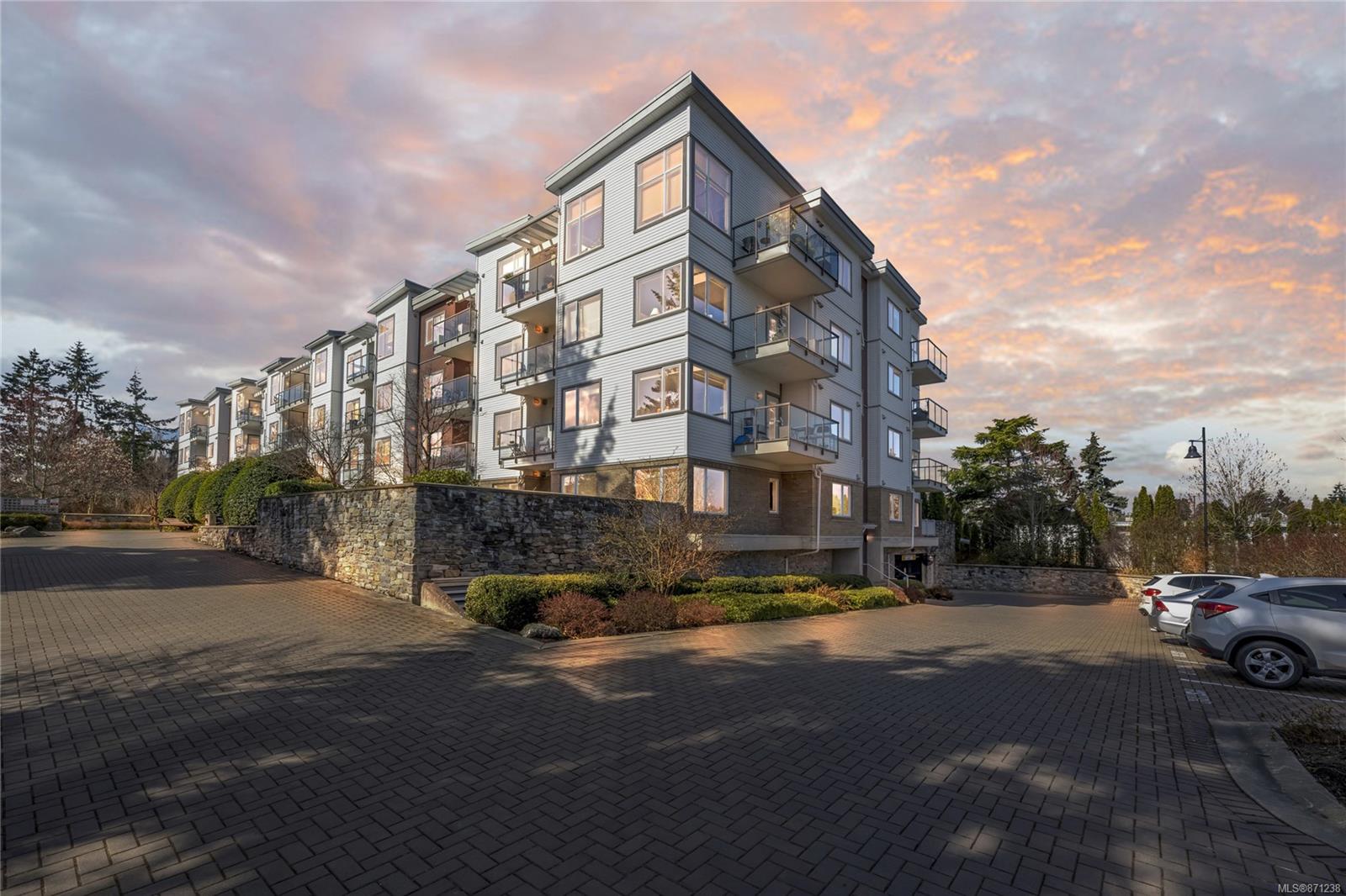 309, 4394 West Saanich Road, Saanich, BC, V8Z 3E9 871238 The House