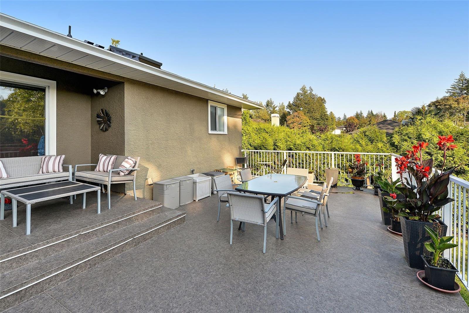 755 Haliburton Road, Saanich, BC, V8Y 1H7 872345 Miles Takacs