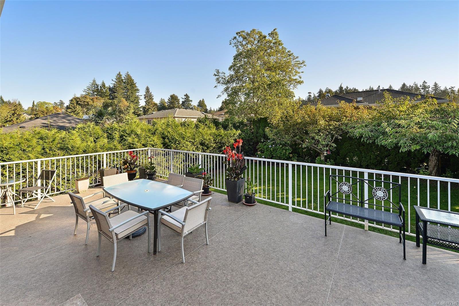 755 Haliburton Road, Saanich, BC, V8Y 1H7 872345 Miles Takacs