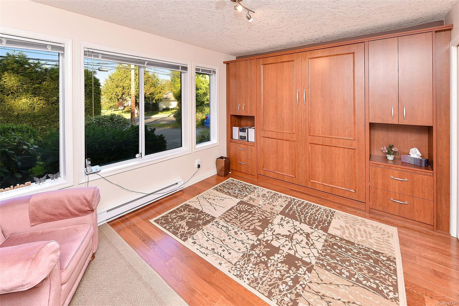 755 Haliburton Road, Saanich, BC, V8Y 1H7 872345 Miles Takacs