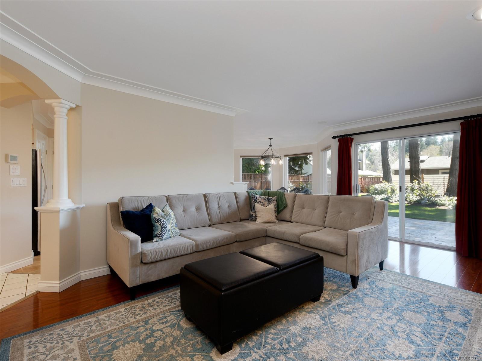 747 Haliburton Road, Saanich, BC, V8Y 1H7 872726 Miles Takacs