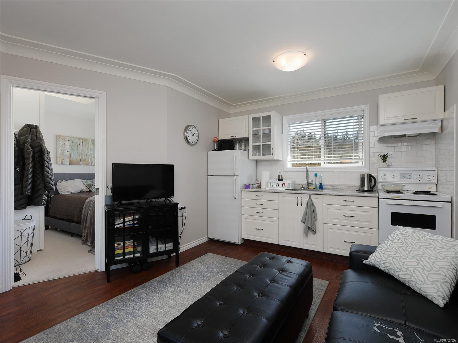 747 Haliburton Road, Saanich, BC, V8Y 1H7 872726 Miles Takacs