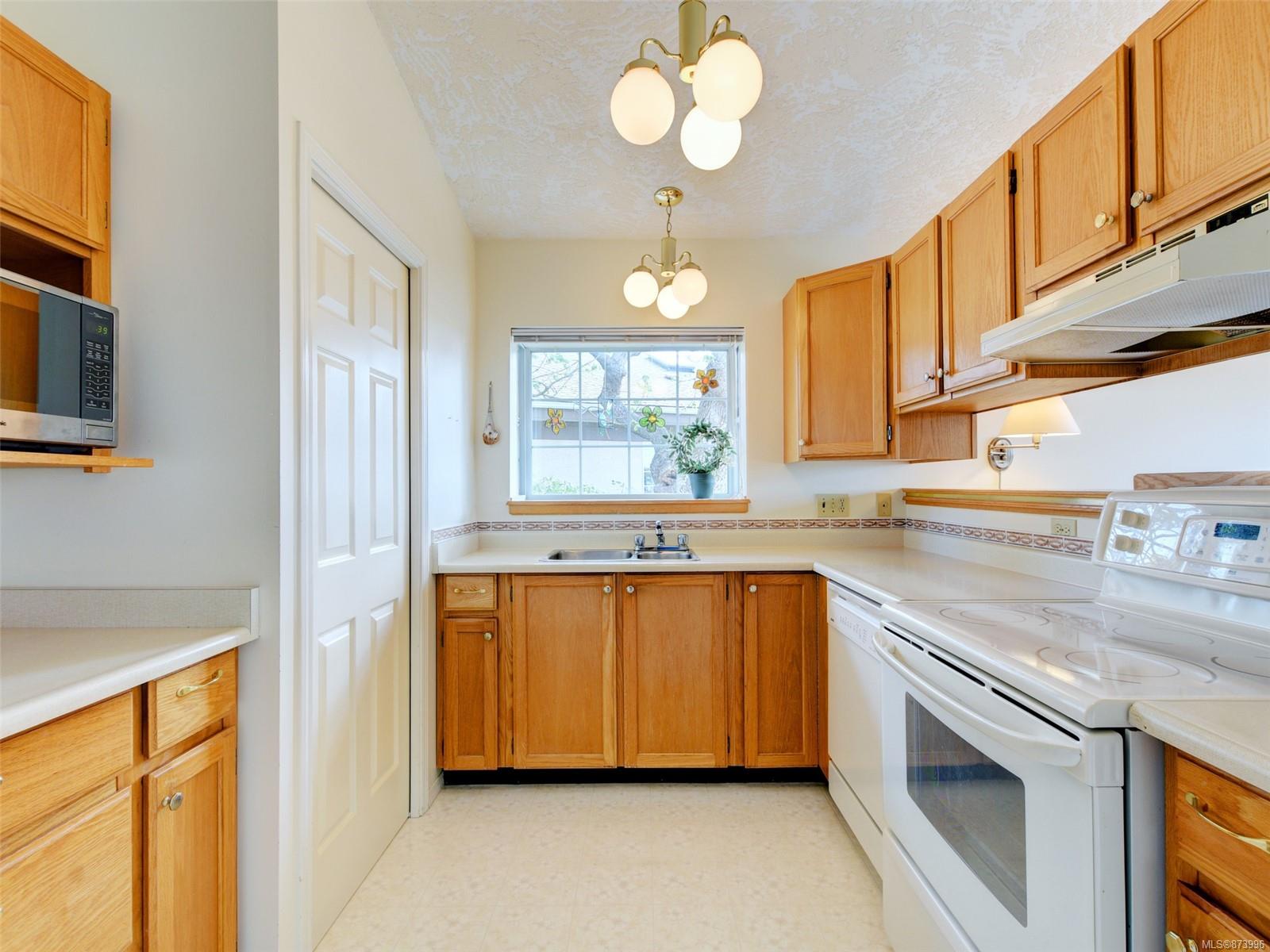 38 901 Kentwood Lane, Saanich, BC, V8Y 2Y7 873996 McMullen Homes Team